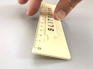 定規のピックアップは裏端が４５°面取りされたマーカー側を指先で押し込む事でテコの作用が働き目盛側が浮き上がりスムーズな作業ができます。ずれない定規,滑らない定規,固定も移動も自在にできる定規,レトロ定規,non-slip ruler,レトロ,デザイン,シンプル,ユニーク,おしゃれ,上質,高級,丈夫,プレゼント,ギフト,贈り物,記念,祝い,ノベルティ,プロモーション,文具,文房具